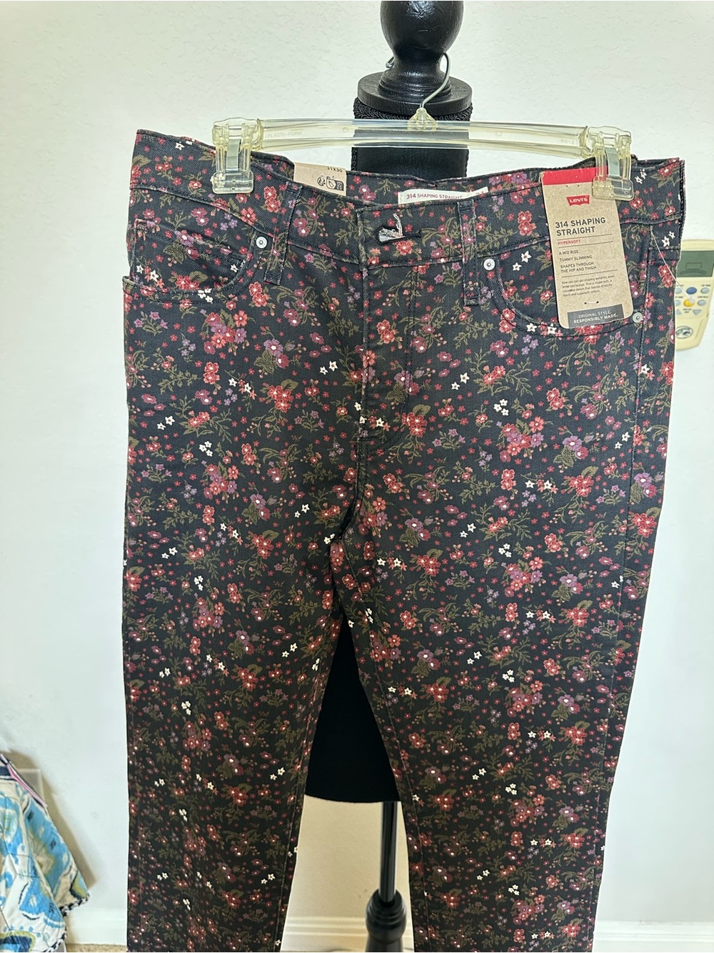 Levi's 314 Shaping Straight Black Floral Jeans. Size 31x30. NWT - Picture 15 of 15